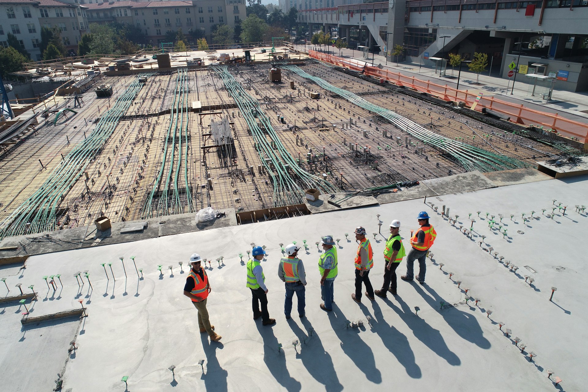 Equipo técnico realizando una inspección de mantenimiento en obra