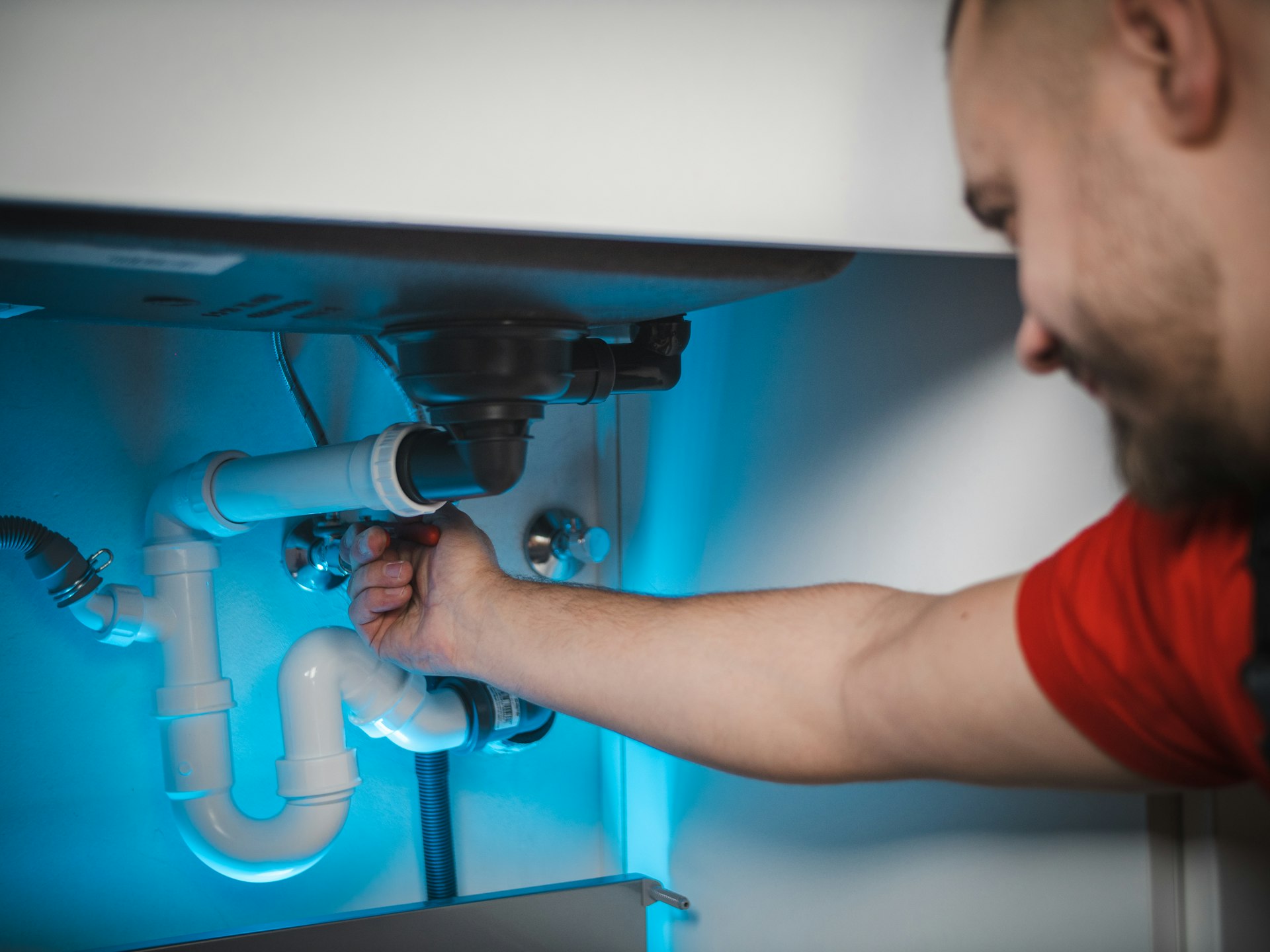 Técnico dando mantenimiento a instalaciones hidráulicas